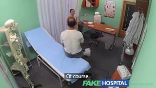 假医院华丽的清洁女工无法抗拒穿制服的男人
