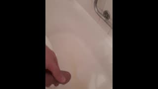 在淋浴时撒尿