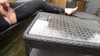 在外面的玻璃桌上撒尿下雨