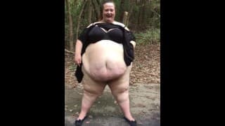 Ssbbw bbw 在公园公开闪现大屁股和大肚子