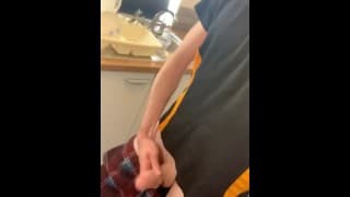 Chavvy Brit 在厨房里射精