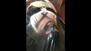 Maskerade 小姐被包裹在乳胶中，完全涂有橡胶，穿着女仆制服