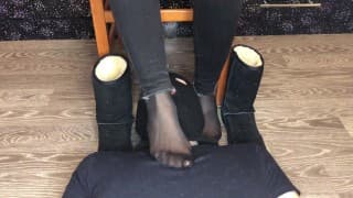 kelly_feet女主人奴隶舔鞋女学生亲吻和嗅尼龙袜子