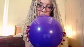 Big Violet Ballon 吹在性感连衣裙中流行