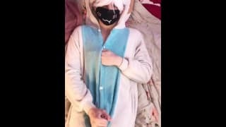 可爱的陷阱通过 KIGURUMI 的一个洞自慰鸡巴