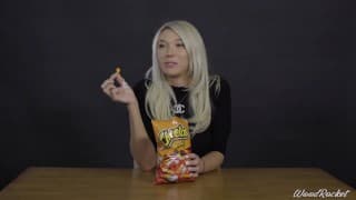 色情明星吃：Aubrey Kate Crunches Cheetos