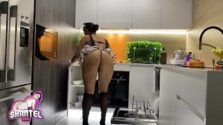 大屁股女仆清洁大鸡巴！深喉边缘精液吞下