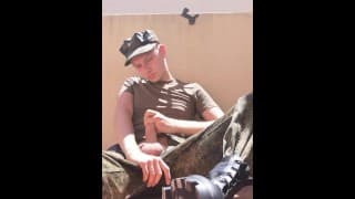 SOLDIER JERKING OFF outdoor iN military fatigues（我的粉丝俱乐部或 ONLYFANS 中的完整视频）