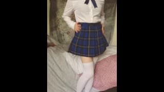 可爱的跨性别女学生为你脱衣服和抽搐