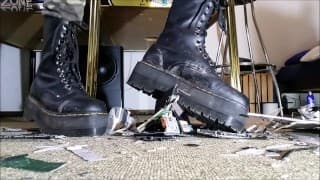 使用 Doc Martens Sinclair Hi Max 靴子粉碎笔记本电脑（预告片）