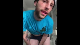 毛茸茸的男孩在各种角度自慰