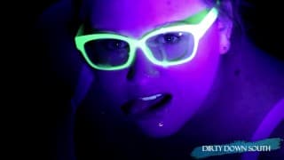 用 Glow In the Dark 眼镜和黑色 Light-cum 覆盖的眼镜吹箫！（预告片）