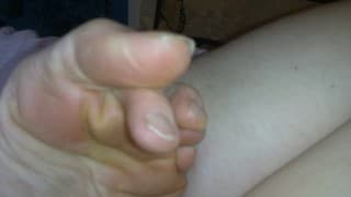 FART 恋物癖荡妇 PinkMoonLust 在制作 Feet Foot Play Vid 时不小心放屁 Oh No She's Stinky