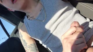 白人男孩在移动的汽车中殴打他的鸡巴 OF- Tattoosandfreak