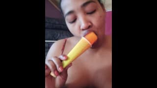 她喜欢舔和吮吸冰淇淋