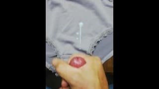 当我手淫和射在内裤上时，热呻吟和肮脏的谈话