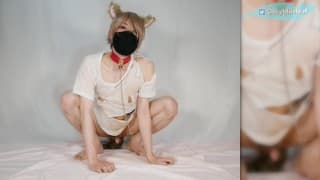 Femboy Wolf Girl 正在用揉搓她的鸡巴和射精来标记