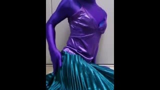 穿着缎面闪亮服装的日本 Zentai 变装者