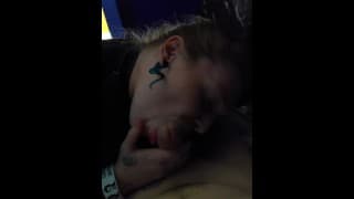 我的女孩把新的舌环用在了