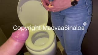 Maevaa Sinaloa - 年轻的荡妇在公共场所的餐厅厕所里被性交 CREAMPIE