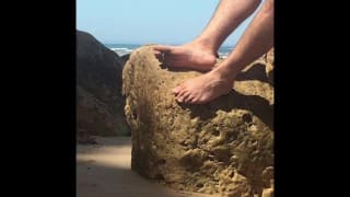 沙脚 - 咸鞋底 - Manlyfoot's Big male feet in public southside nudist beach in australia