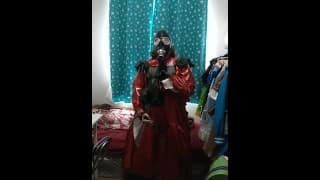 娘娘腔女仆防毒面具 Breathplay 闪亮红色连衣裙振动器