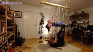 Shibari 会话中的女孩； 绑在天花板上，进行 3 次过渡！