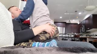 干哼哼并亲吻他