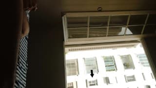 好奇的邻居看着我赤身裸体地在敞开的窗户上自慰