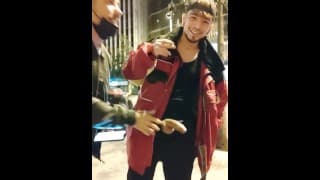 Video viral de amigos en la calle