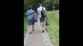 穿着性感丁字裤跟随人们