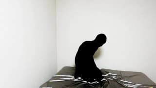 黑色 zentai 和呼吸控制面罩