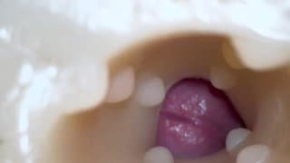 Teen Cumming inside a fleshlight（特写）