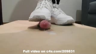 Cock Crush Cum Hard 搭配运动鞋