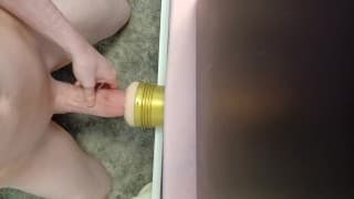 Hung Guy 一边说脏话一边捶打 Fleshlight