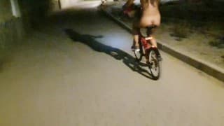 性感的女孩在公共道路上裸体骑自行车 - 有风险，但她喜欢 - Hotsportfit Girl