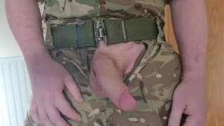 吮吸 HUNG SOLDIER Dick - 反向 POV 口交