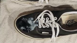 操我女朋友的黑色正宗 Vans 并在他们身上射出大量精液