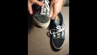 她的蓝色 Old Skool Vans 在我的鸡巴上感觉很棒