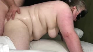 BBW 狗狗风格。警笛喜悦和无聊。性感的 pov，侧视图。BBW夫妻性爱。熟女肚子摇晃。