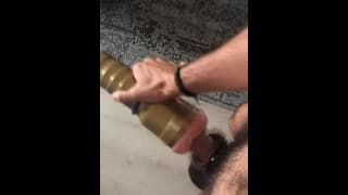 在酒店房间里抓到边缘 N 抽搐鸡巴 - FLESHLIGHT FUCK