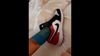 现在看到我在那双古怪的 Nike Air Jordan 上射精