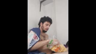 Menino comendo um pacotao de salgadinho. fetish em comida