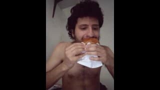 Guri comendo um Calzone de frango  ganhando peso