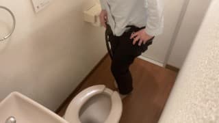 平静を装っているOLはトイレの中に入ると必死で...