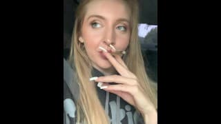 420 性感的金发女孩在车里抽烟恋物癖 ASMR // 金发兔子