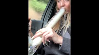 金发碧眼的 GANJA 女神 420 吸烟者宝贝穿着饼干连帽衫在公共 ASMR 恋物癖中击中车内的 BONG