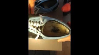 我在她的蓝色 Vans Era 运动鞋上留下了一份温暖的礼物