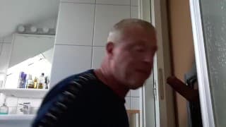 Dicker Schwanz am privaten Gloryhole geblasen dann will er aufs Sofa rüber zu ficken