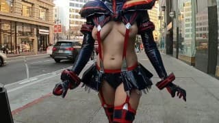 预告片 - Cosplay 在街上有很多夹子滑倒！